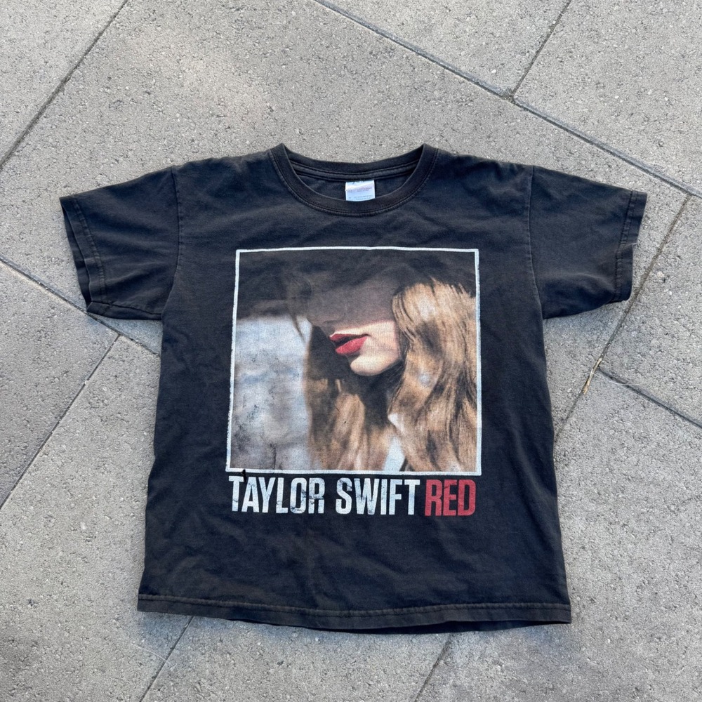 Taylor Swift Red Tour 2013 Concert Graphic T-Shirt Black Youth Large 16x19